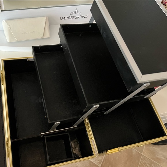 COPY - Impressions vanity makeup travel case - Picture 3 of 3